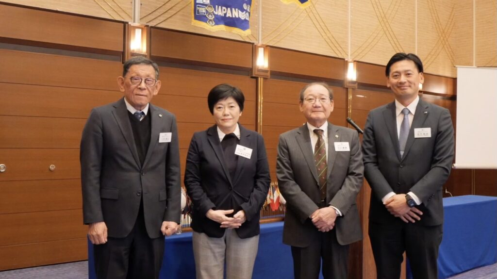 和歌山キワニスクラブでの卓話後、会長・副会長をはじめ会員の皆様と撮影したコデジカ代表 長洲有紀子